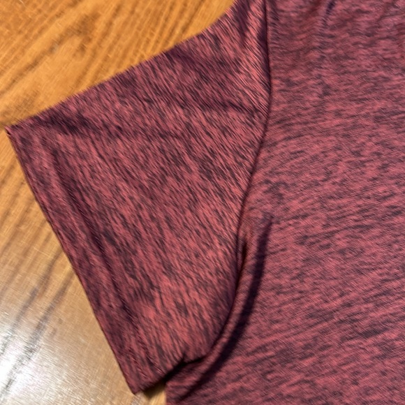 Tee shirt. Maroon with black specks. Size L. - Picture 5 of 5